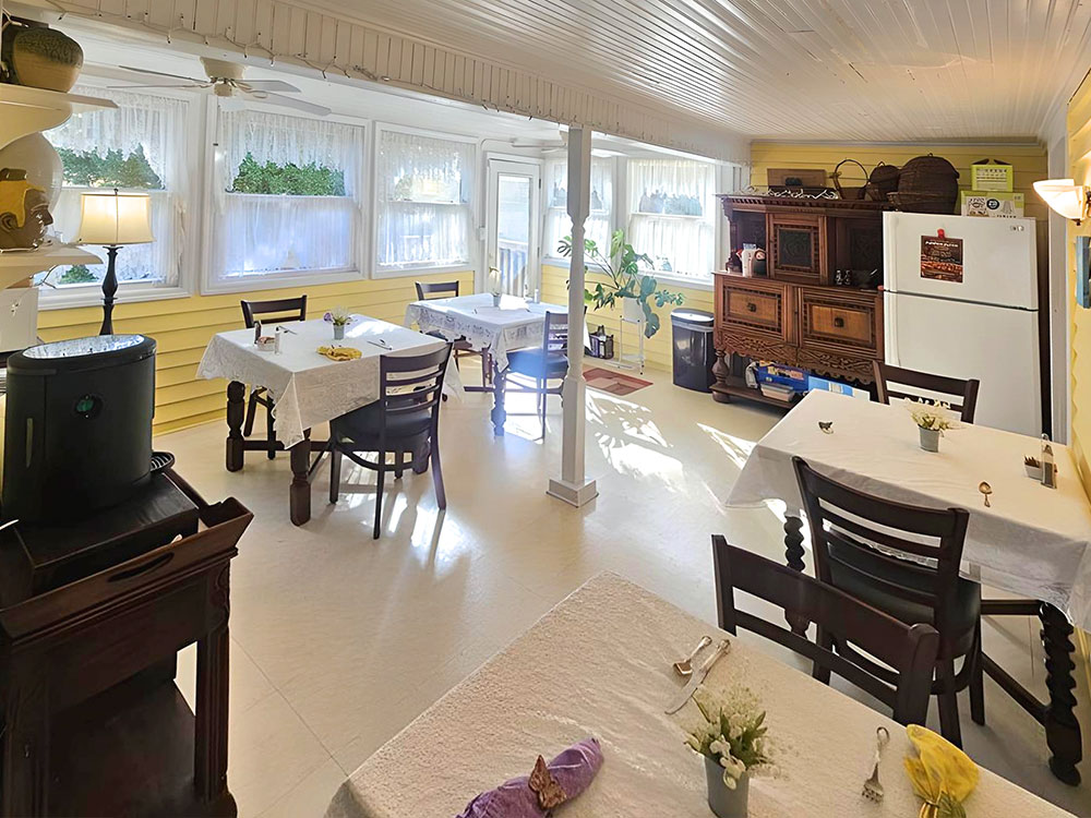 Breakfast room from corner
