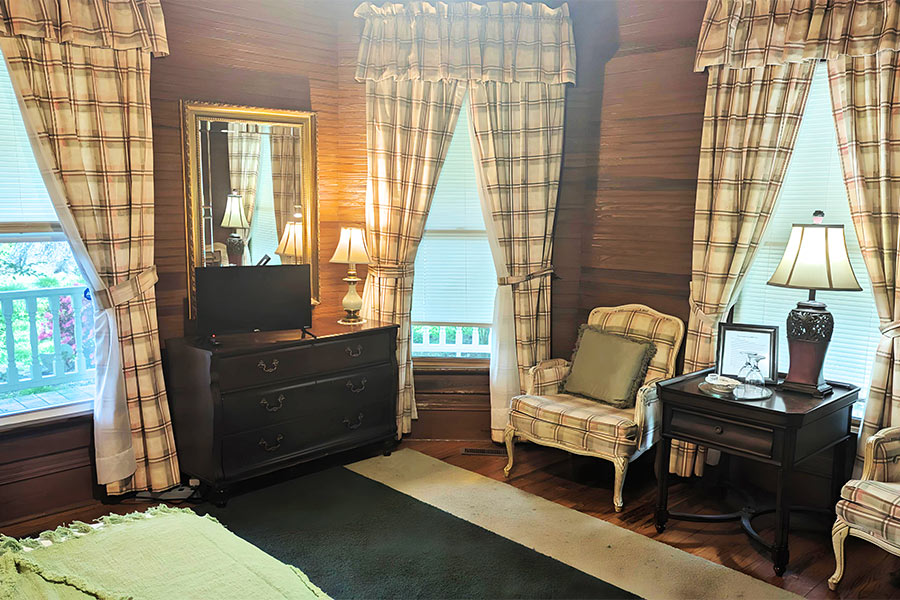 Carolina sitting area and TV